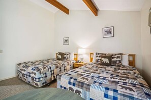 1 bedroom, iron/ironing board, WiFi, bed sheets - 2 Queen bed hotel room/outdoor heated pool 105 (Killington)
