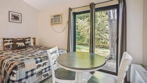 1 dormitorio, tabla de planchar con plancha, wifi y ropa de cama