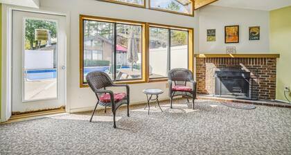 Deluxe - Kaksi queen-size-vuodetta Standard-hotellihuone 1. kerroksessa, jossa on lämmitetty uima-allas