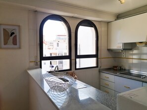 Een koelkast, een magnetron, een vaatwasser