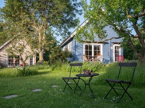 Outdoor dining - House 8 - SCHMIDT'S Cottages in the countryside (Lüdershagen)