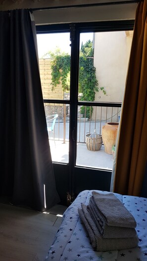 2 habitaciones, tabla de planchar con plancha y cuna de viaje 