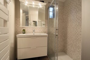 Dusche, Haartrockner, Handtücher