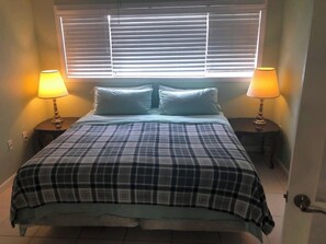 3 bedrooms, desk, iron/ironing board, WiFi - Waterfront! PET, Our Kayaks or your boat. JACUZZI, patios! EZ to shops and Beach (Englewood)