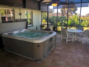 Outdoor dining - Waterfront! PET, Our Kayaks or your boat. JACUZZI, patios! EZ to shops and Beach (Englewood)