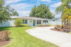 Exterior - Waterfront! PET, Our Kayaks or your boat. JACUZZI, patios! EZ to shops and Beach (Englewood)