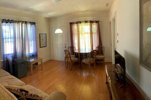 Fernseher, Netflix, BĂŒcher, Streaming-Dienste