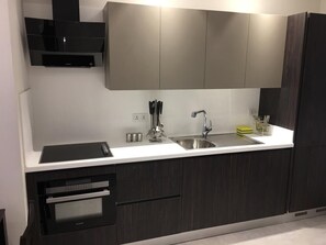 Kühlschrank, Mikrowelle, Ofen, Wasserkocher