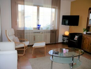 Fernseher, Bücher, Musikbibliothek
