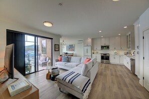 Smart TV, books, stereo