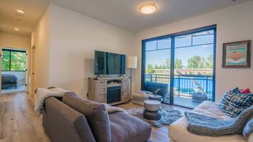 Smart TV, libros y estéreo