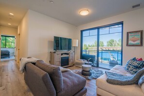 Smart TV, libros y estéreo 