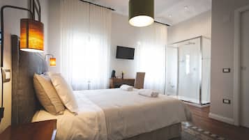 Deluxe Room | Free minibar, individually decorated, individually furnished, desk