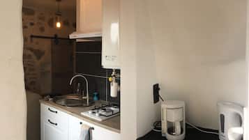 Refrigerador, microondas, parrilla de estufa y cafetera y tetera