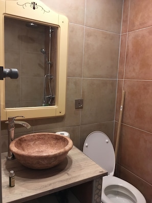 Sèche-cheveux, serviettes fournies, shampoing, papier toilette