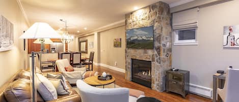 Fernseher, Kamin, DVD-Player, Drucker