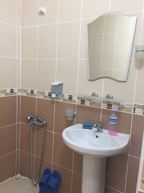 Badkamer met wastafel