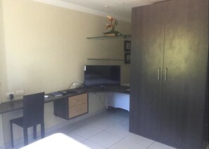 1 habitación, minibar, escritorio y cortinas blackout