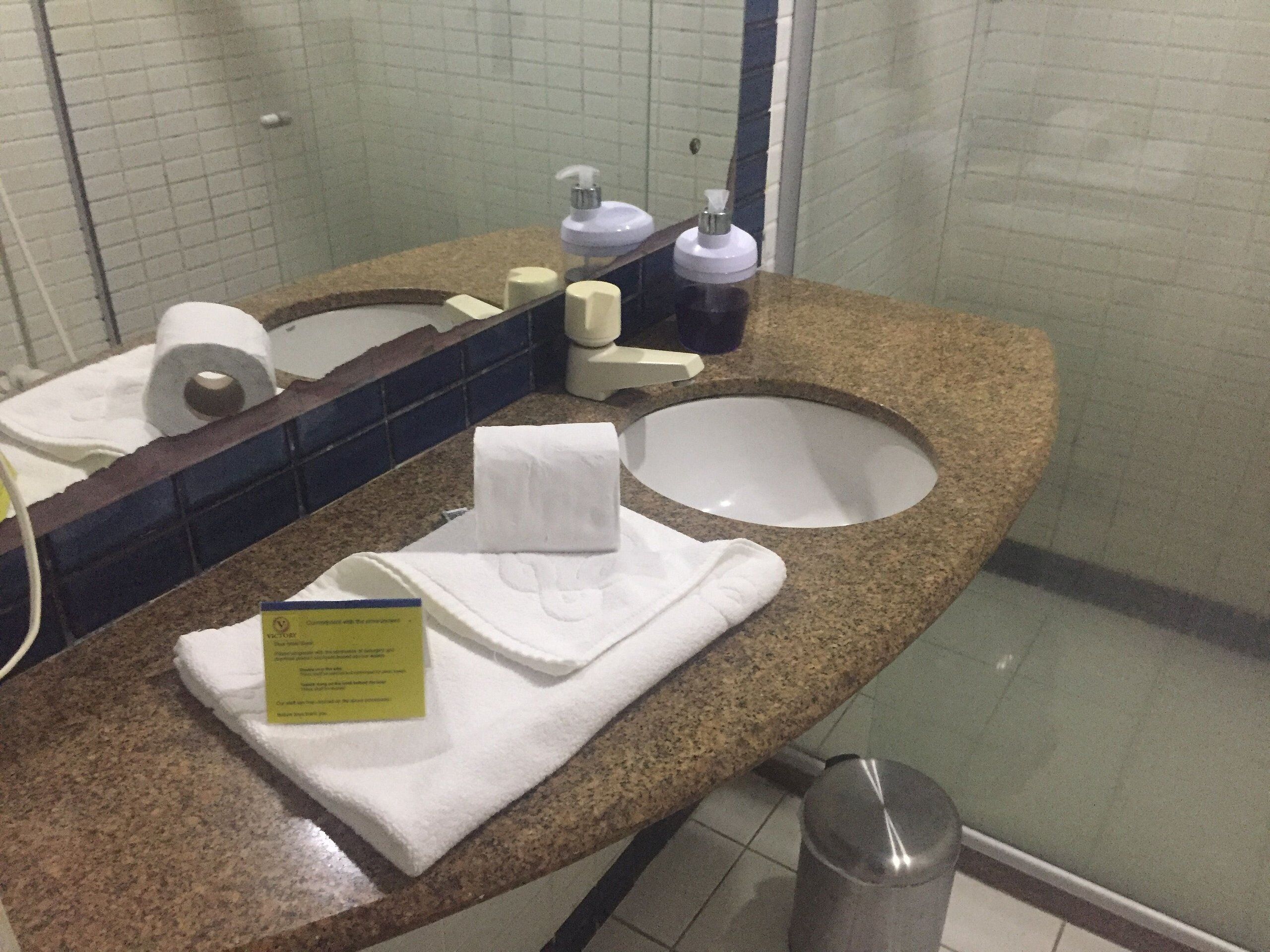 Apartamento | Banheiro | Chuveiro, toalhas de banho, papel higiênico 