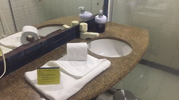 Apartamento | Banheiro | Chuveiro, toalhas de banho, papel higiênico