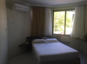 1 slaapkamer, een minibar, een bureau, verduisterende gordijnen