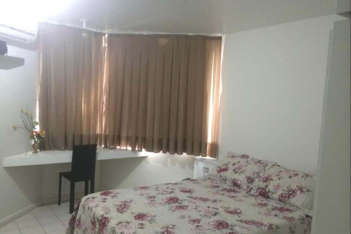 1 habitación, minibar, escritorio y cortinas blackout