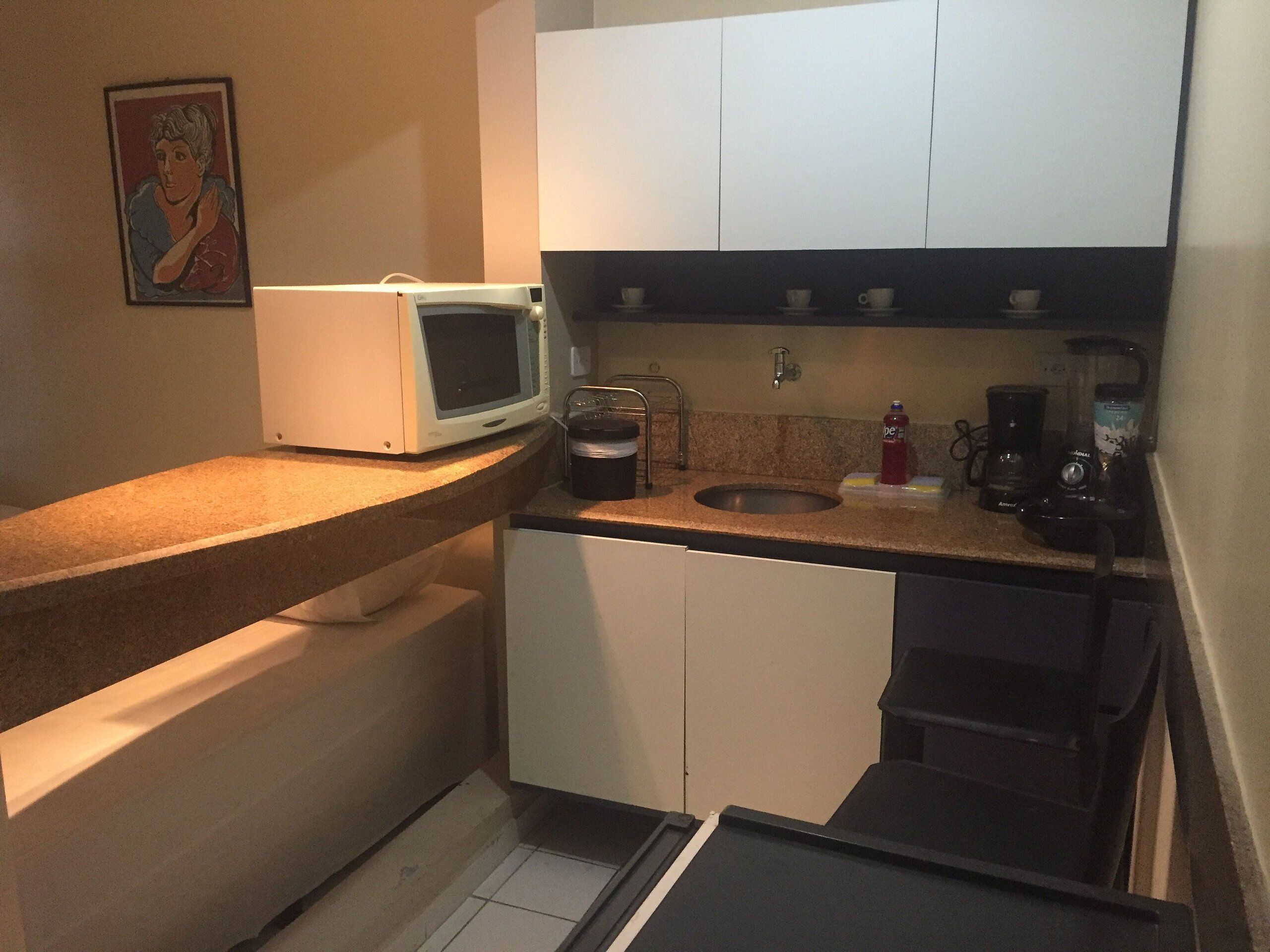 Apartamento | Cozinha privada | Micro-ondas, talheres/pratos/utensílios de cozinha