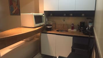 Apartamento | Cozinha privada | Micro-ondas, talheres/pratos/utensílios de cozinha