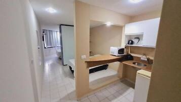 1 quarto, frigobar, escrivaninha, cortinas blackout