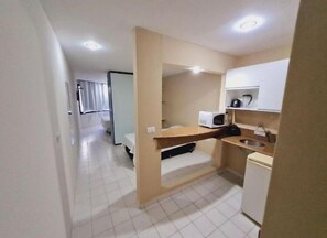 1 quarto, frigobar, escrivaninha, cortinas blackout