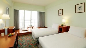 A hotel room with two beds, a desk, a chair, a small table, and a window with curtains. - Howard Lake Resort Shihmen Dam (Taoyuan City)