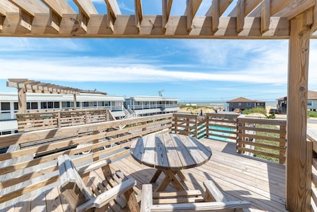 Outdoor dining. Saltaire Cottage 11: 3BR Steps to Private Beach Access Screened Porch Pool
