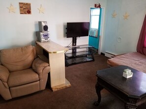 Fernseher, DVD-Player, Tischtennisplatte, Stereoanlage