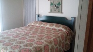 2 bedrooms, bed sheets - Waterfront cottage on Lake Christopher, screened in porch w/ lake views, firepit (WOODSTOCK)