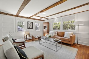 Smart TV, chimenea, libros y estéreo 