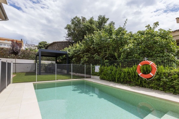 L'Eau, Nuage, Plante, Ciel, Propriété, Piscine, Bleu Azur, Bâtiment, Herbe, Arbre