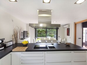 Mikrowelle, Ofen, Geschirrspüler, Hochstuhl