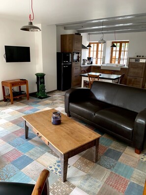 Televisión, reproductor de DVD, libros