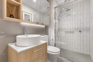 Dusche, Haartrockner, Handtücher, Shampoo