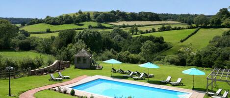 Una piscina al aire libre, una piscina climatizada