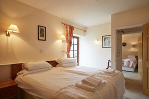 3 bedrooms, iron/ironing board, Internet, bed sheets - The Carriages Cottage (Sidmouth)