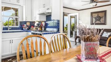 Kylskåp, mikrovågsugn, ugn och spishäll