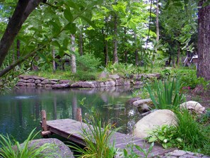 Property grounds - Luxury Chalet Magnifique  Peaceful retreat on mountain brook .. in Glen Sutton (Sutton)