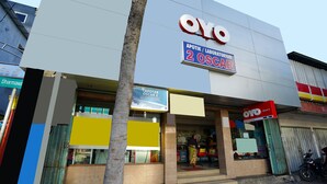 Un edificio con un cartello che recita "OYO 2 OSCAR" e un altro cartello per "APOTEK / LABORATORIUM".