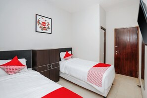 Desk, free WiFi, bed sheets - Capital O 1086 2oscar (Surabaya)