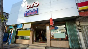 Un edificio con un cartello che riporta la scritta "OYO APOTIK / LABORATORIUM 2 OSCAR".