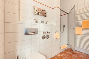 Dusche, Haartrockner, Handtücher
