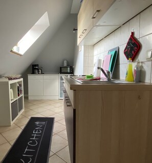 Fridge, microwave, oven, coffee/tea maker