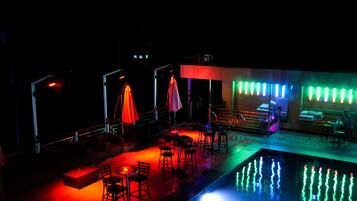 Piscina externa, funciona das meio-dia às 23h, barracas de cortesia