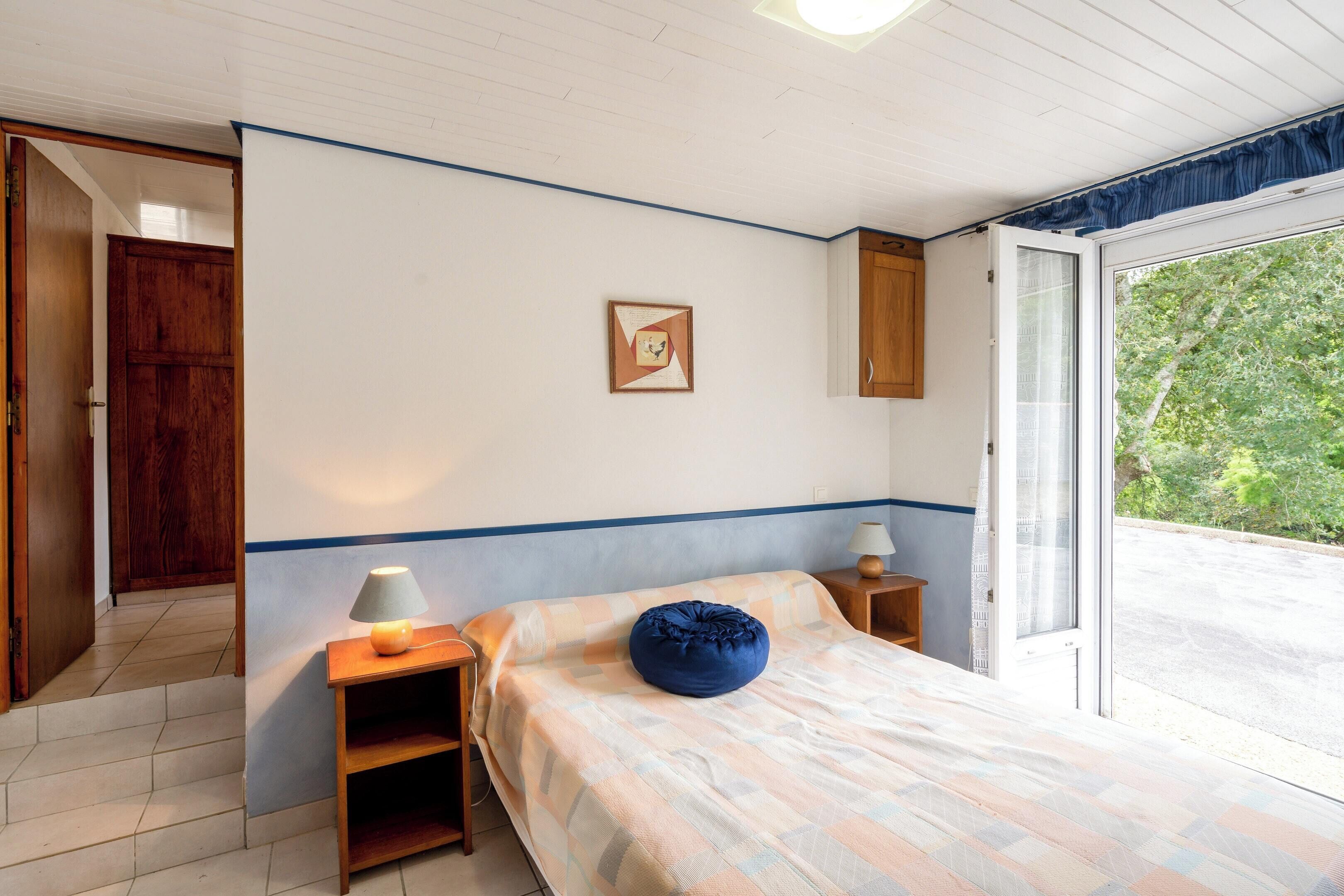 1 chambre, fer et planche à repasser